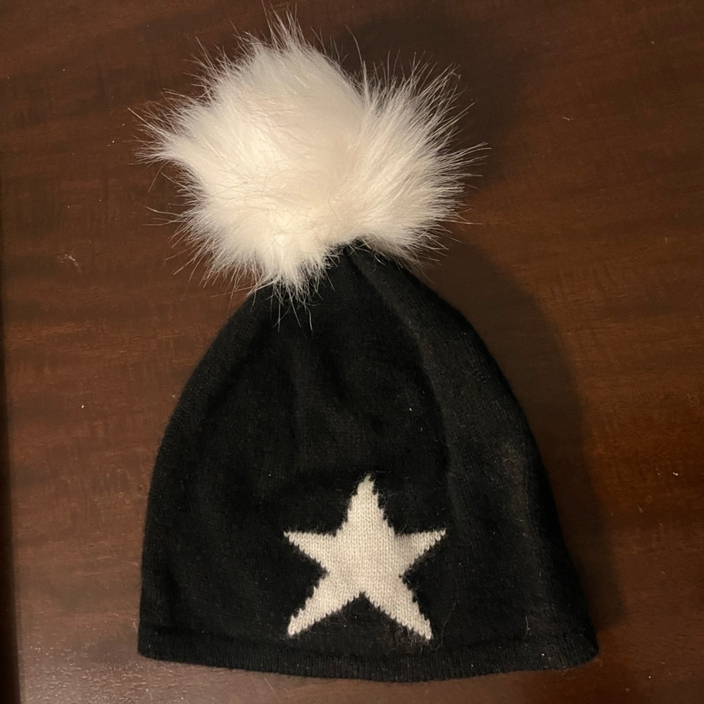 Hannah Rose Cashmere Hat With Star & Fur PomPom